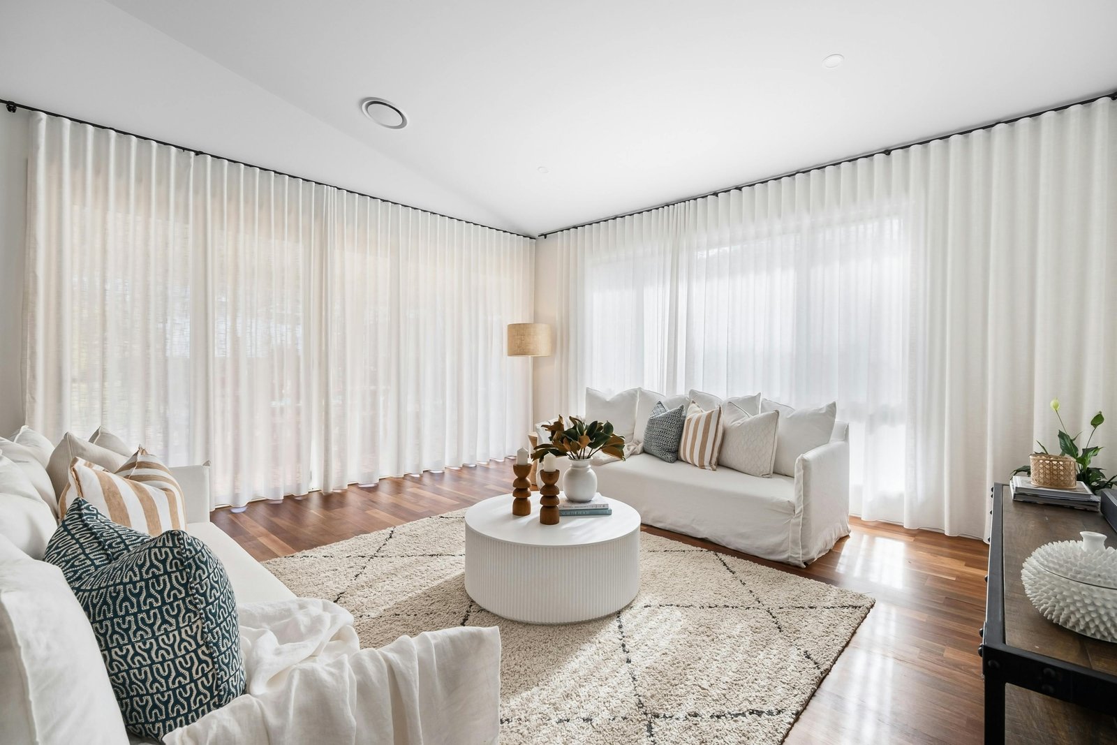 № 058 Bridgehampton Residence — lime wash interior in coastal palette, 2026 — MarkOn® Walls