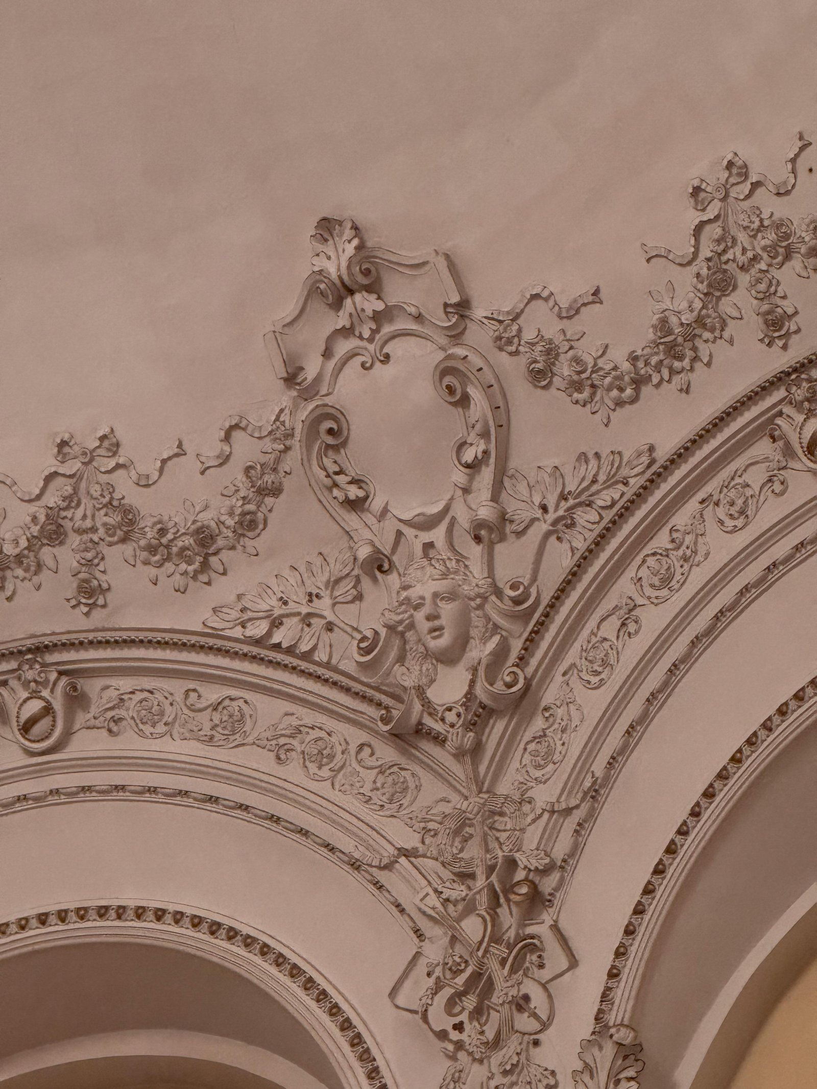 № 055 Mayfair Apartment — Beaux-Arts Marmorino Carrara ceiling detail, London 2026 — MarkOn® Walls
