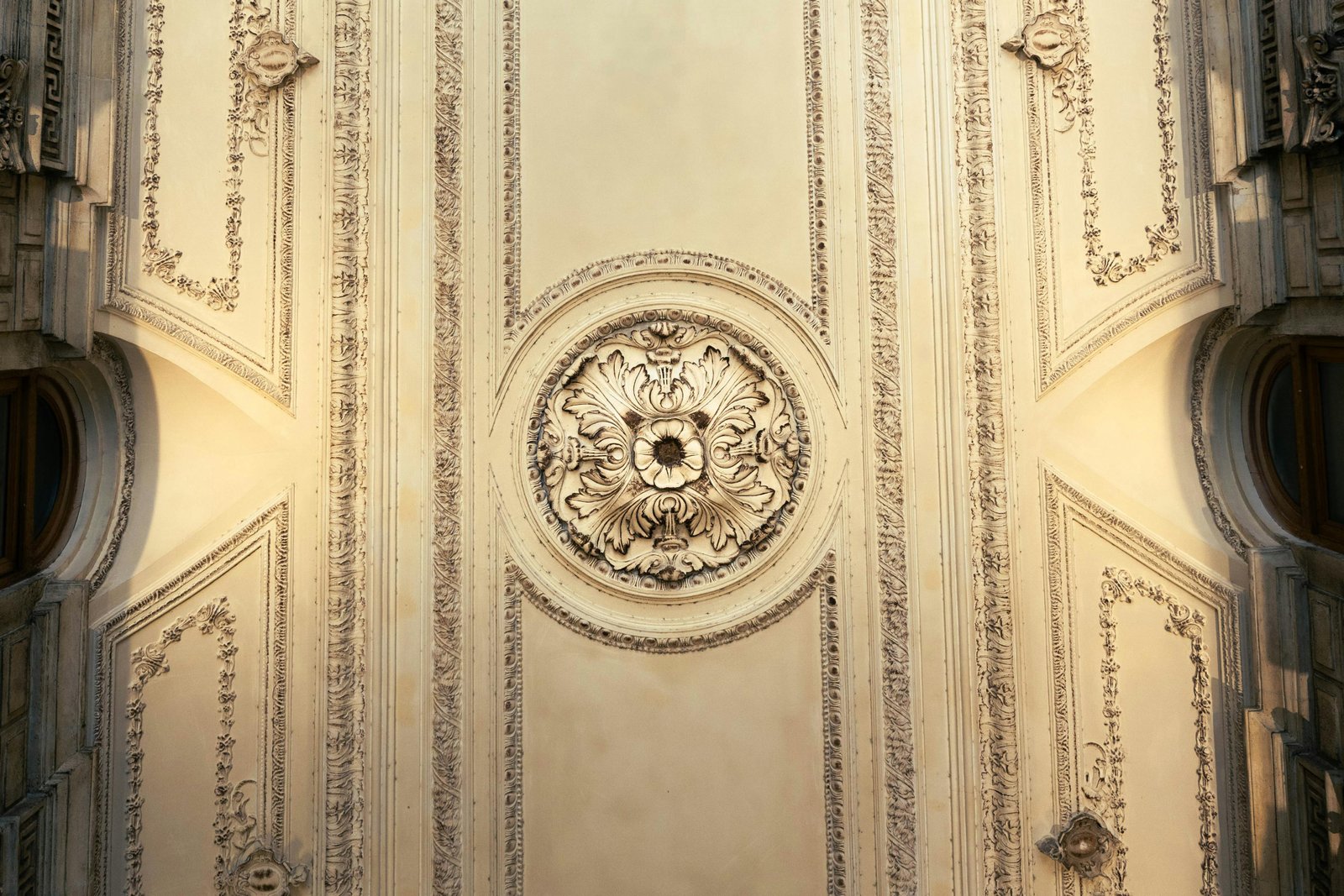 № 049 West Village Townhouse — Marmorino Carrara ceiling rose detail, 2025 — MarkOn® Walls